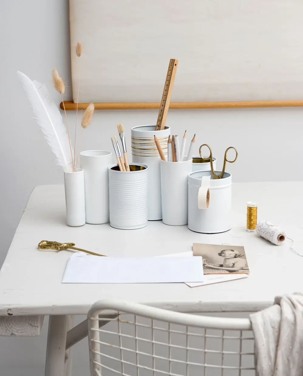 Bureau met witte bakjes en accessoires