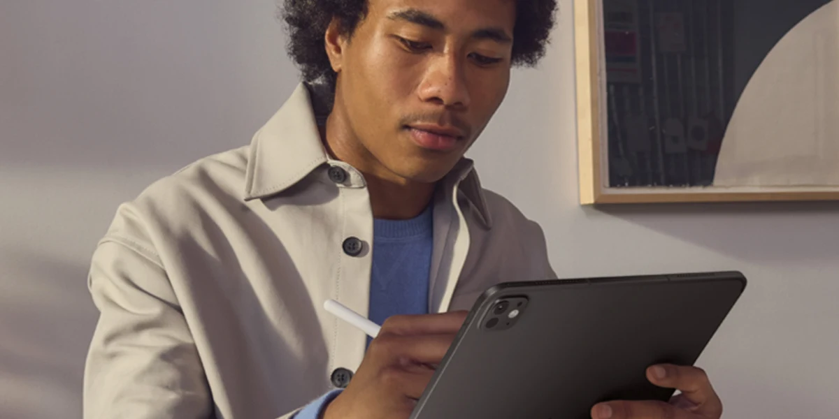 Man gebruikt een zwarte Apple iPad Pro 
