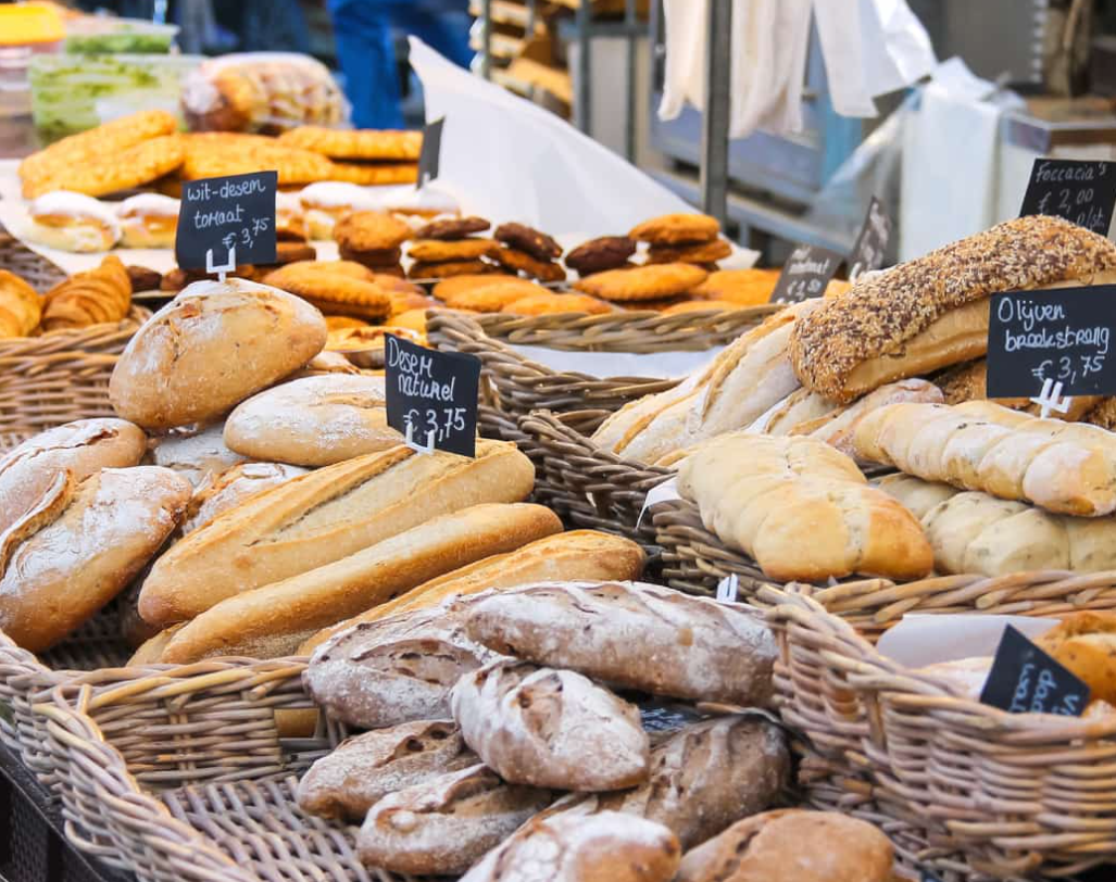 Broden in manden bij een marktkraam