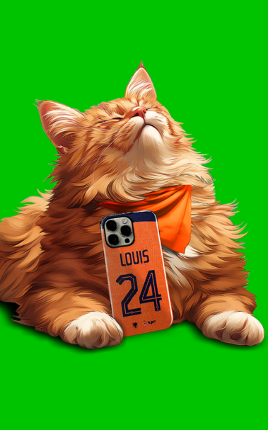 Louis de kat met een gepersonaliseerd Oranje-hoesje met z'n naam erop