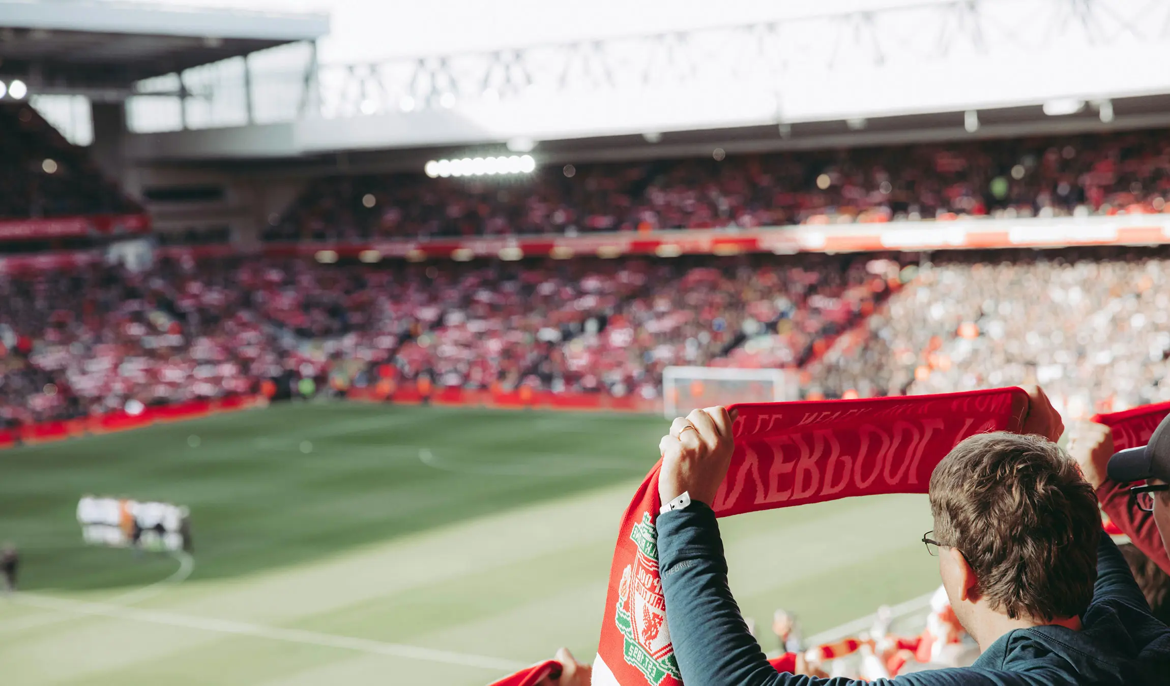 Afbeelding van juichende fan in stadio