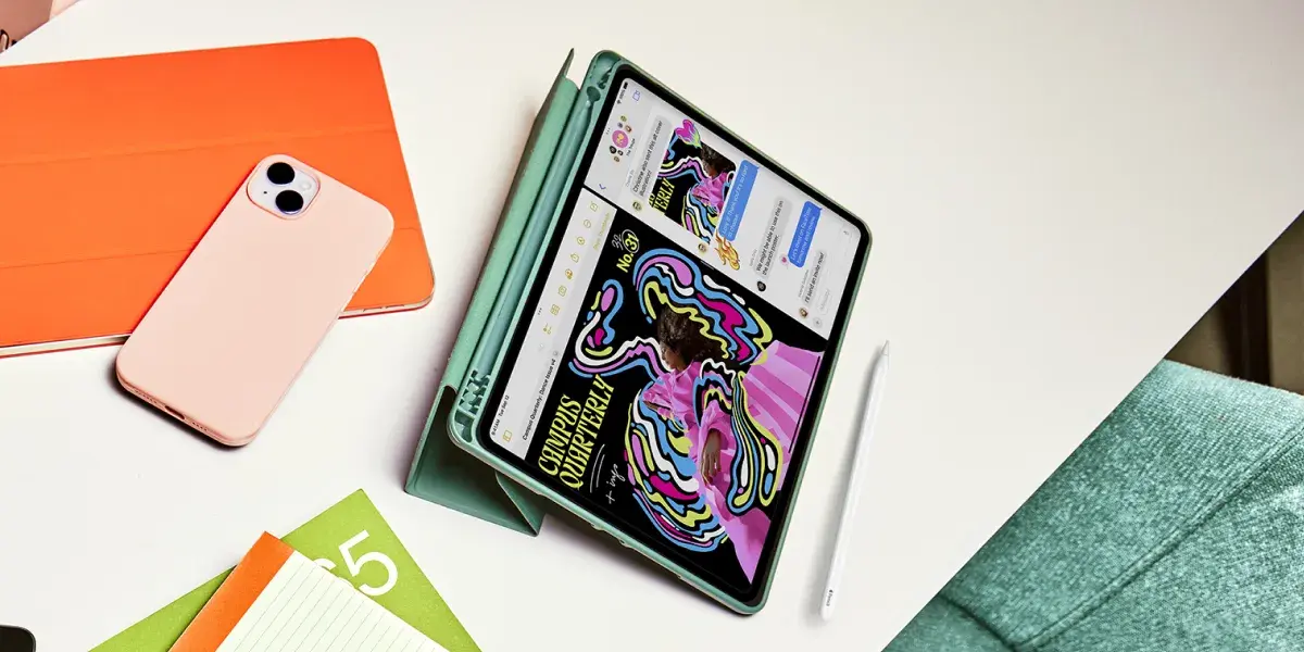 Close-up van een iPad met Apple pencil en iPhone op tafel