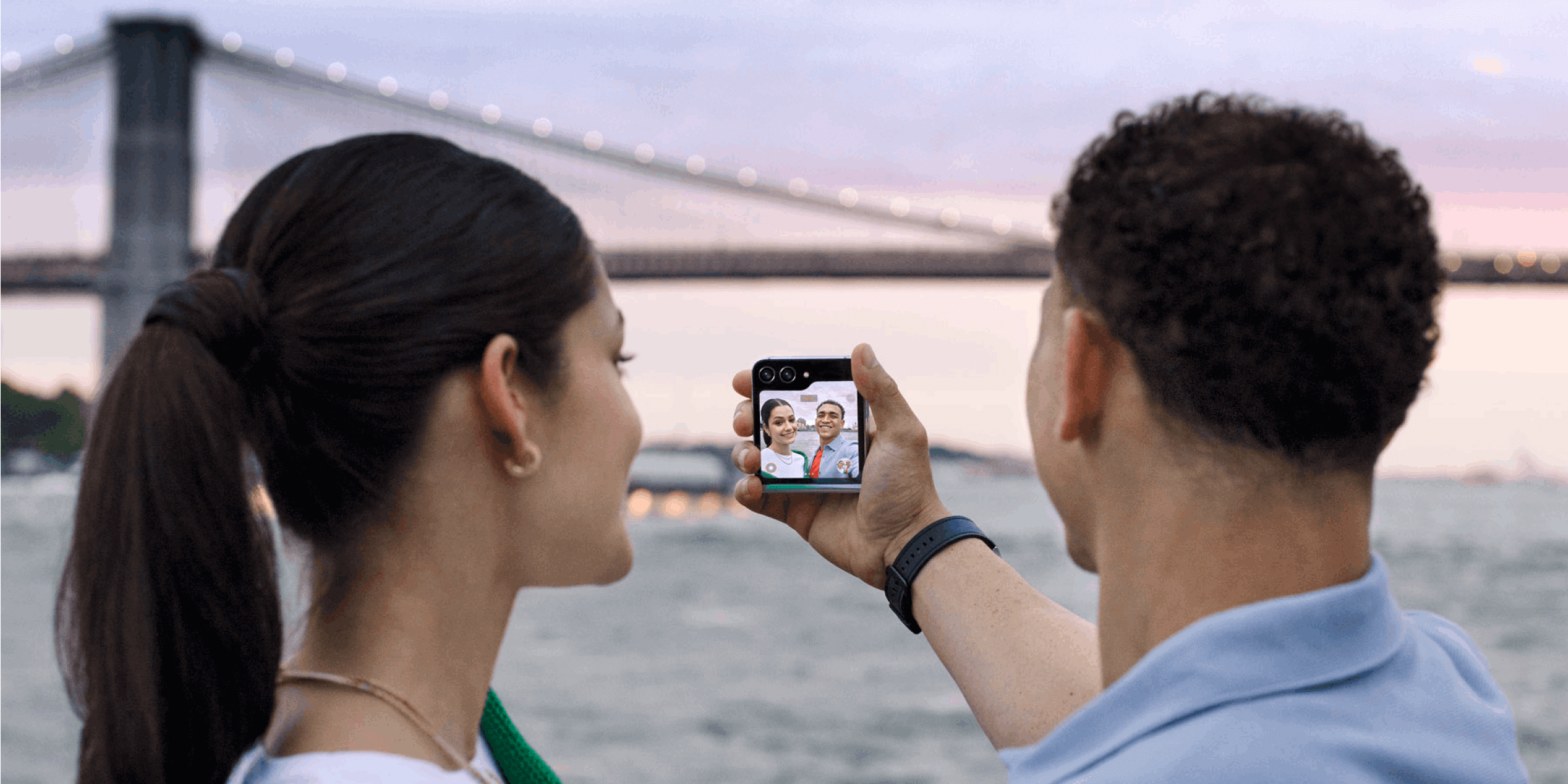 2 mensen maken een foto met de selfie camera van de Galaxy Z Flip5 