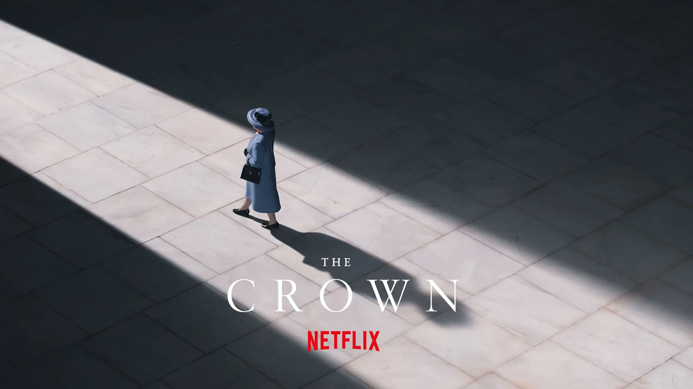 Netflix: The Crown logo met op de achtergrond een shot van de serie