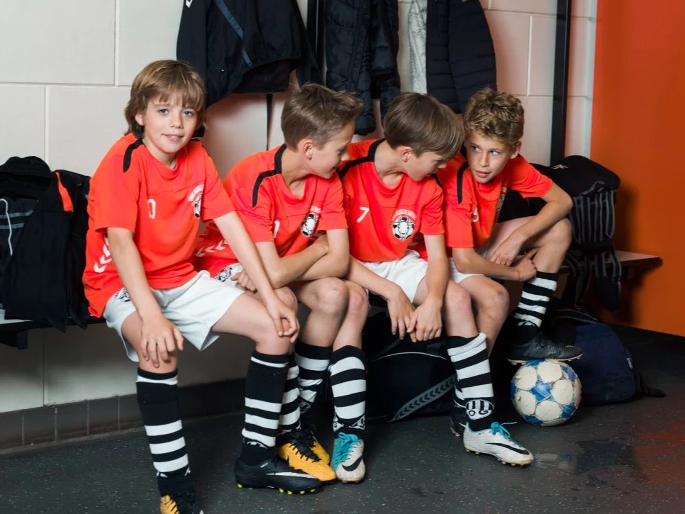 Voetbal kinderen in de kleedkamer van de club