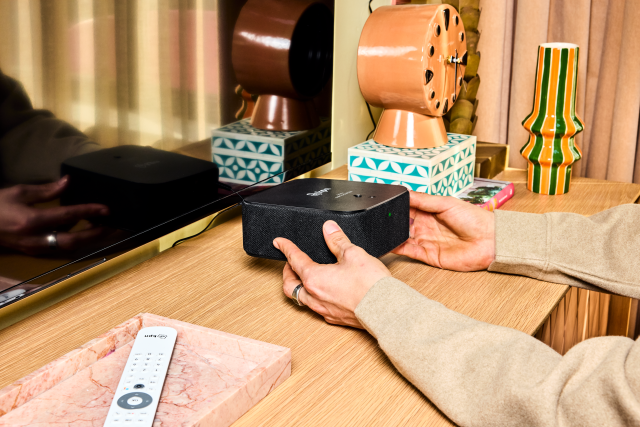 De KPN TV+ Soundbox in 2 handen