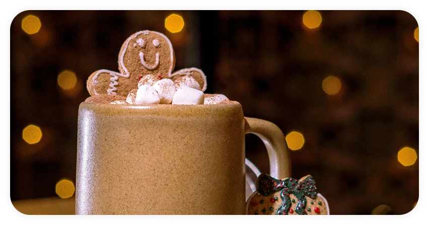 Koekje in een beker chocolademelk