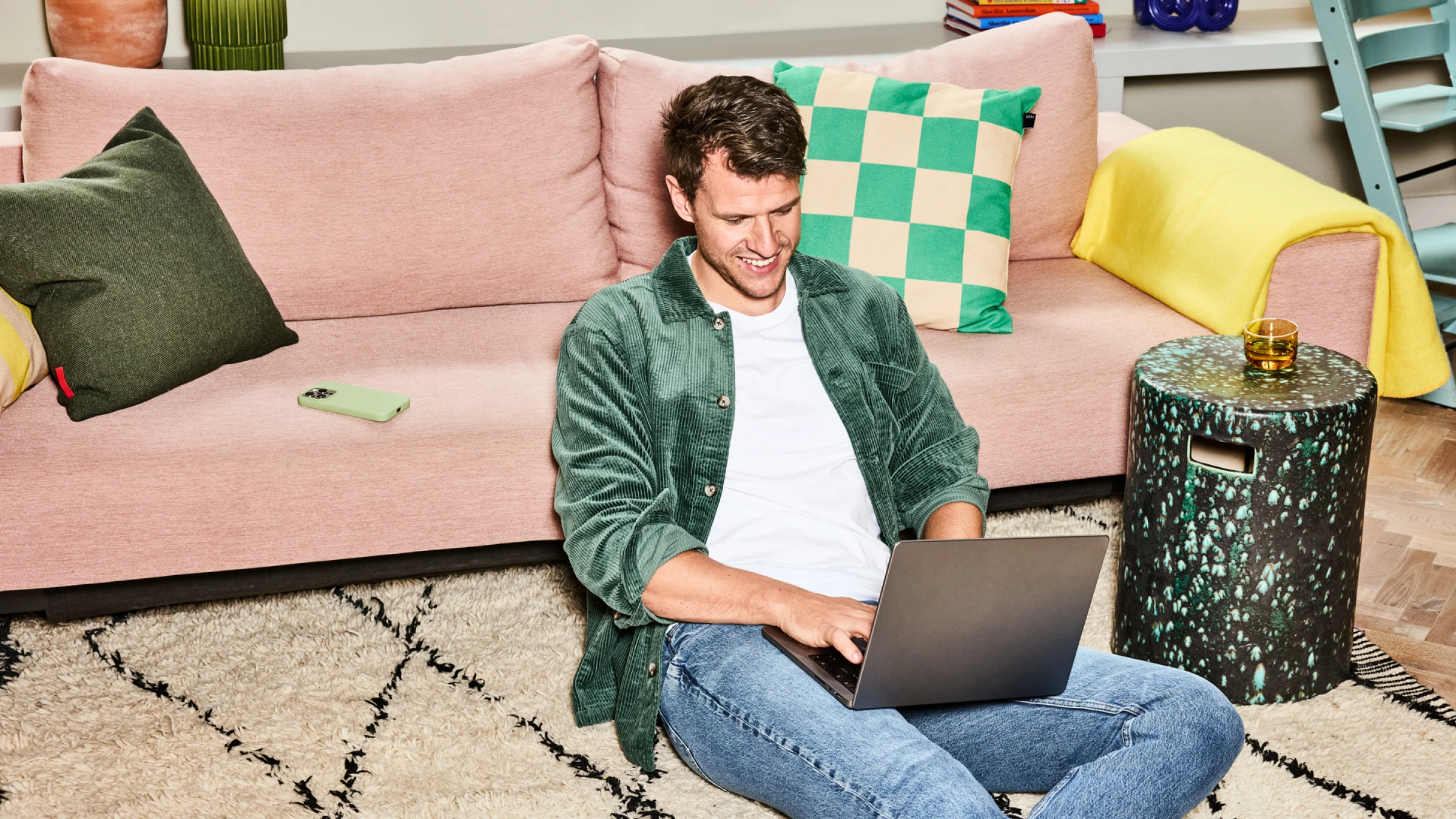 Man lacht met laptop op schoot