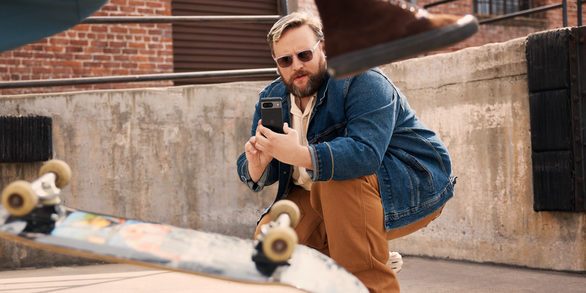 Man maakt foto van skateboarder met Google Pixel 8