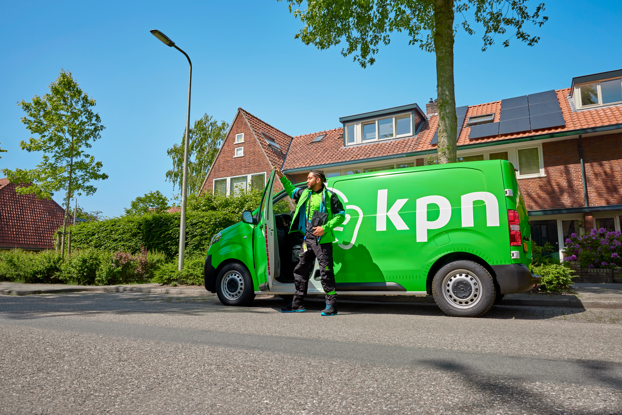 Medewerker stapt uit een monteursbus van KPN