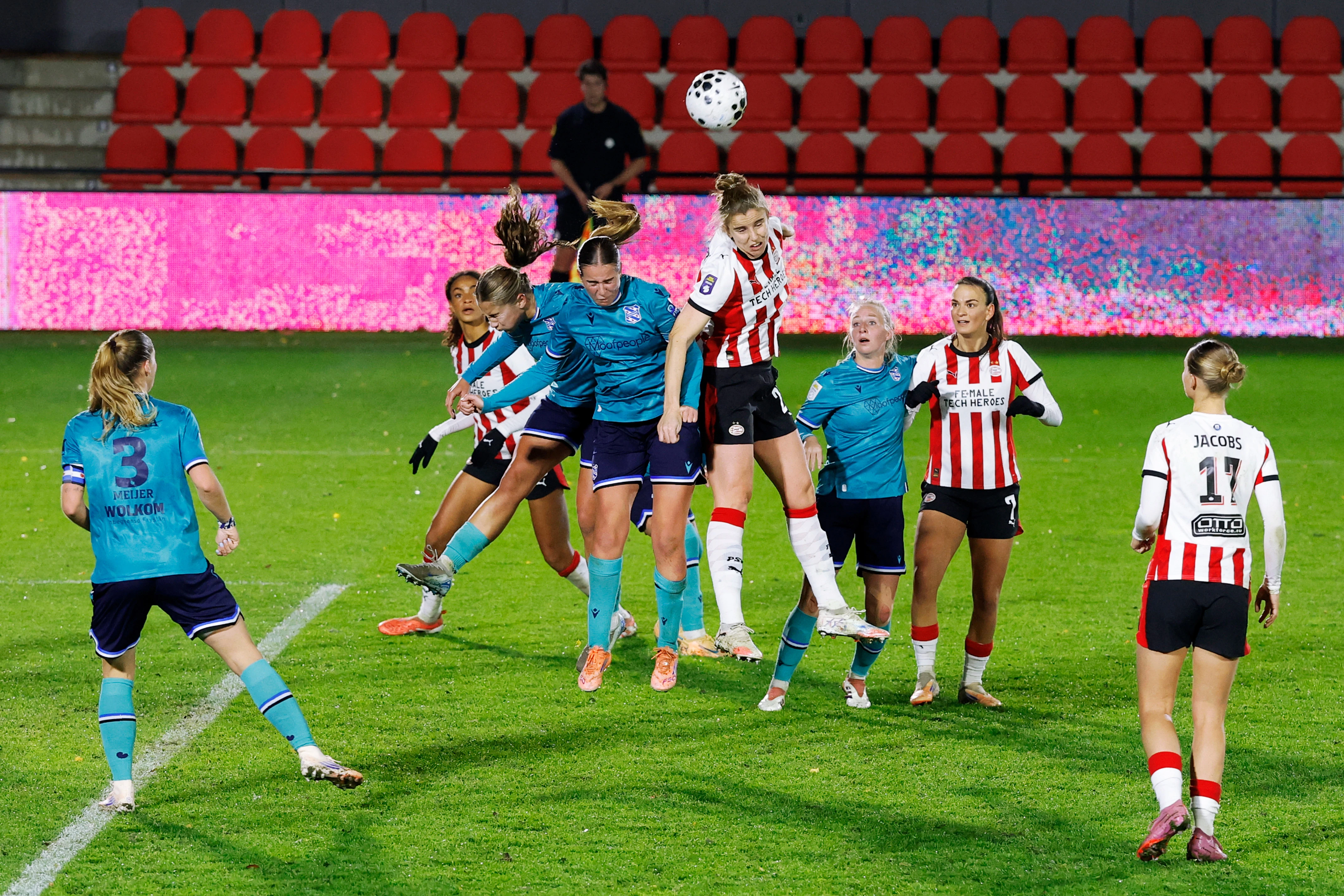 PSV tegen Heerenveen tijdens een Vrouwen Eredivisie wedstrijd