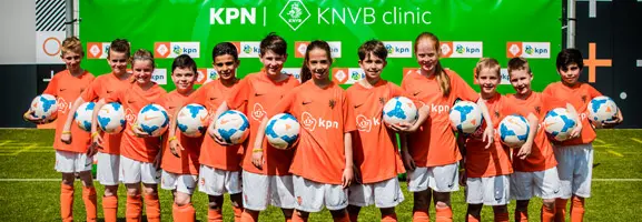 12 kind-voetballers op een rij bij de KPN KNVB clinic