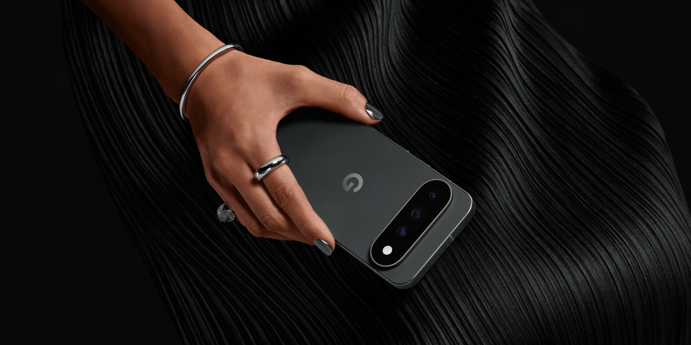Vrouw houdt zwarte Google Pixel 11 Pro XL vast in hand
