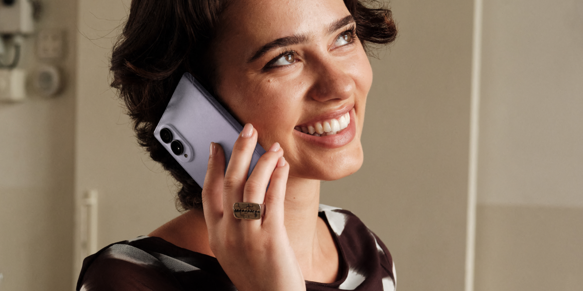 Lachende vrouw die belt met de paarse Samsung Galaxy Z Fold8 