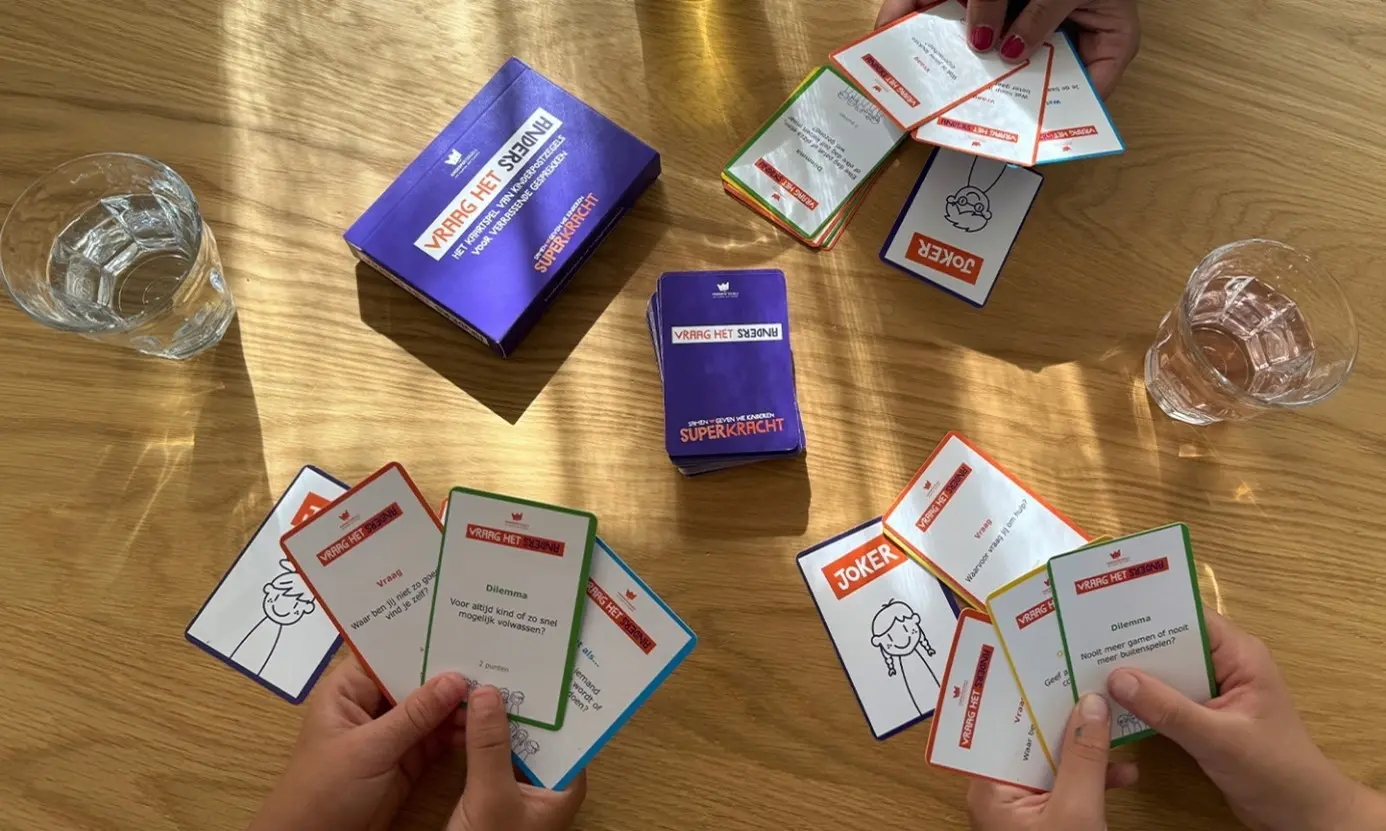 Een spel met speelkaarten gemaakt door kinderpostzegels