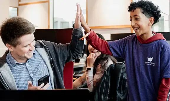 Twee jongens geven elkaar een high five