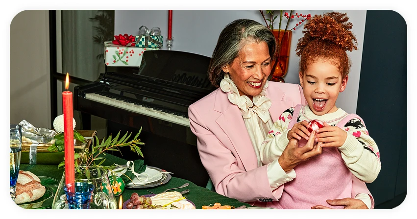 Oudere dame met kind op schoot en een kerstbal