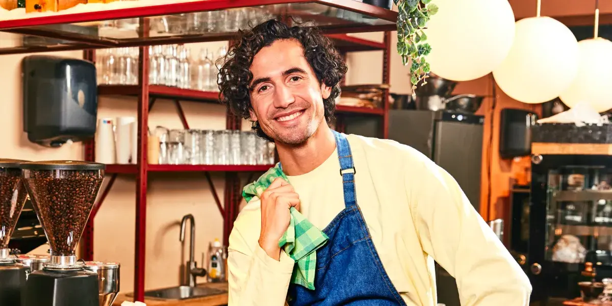 Sfeer: horeca ondernemer zit op toonbank - close up 