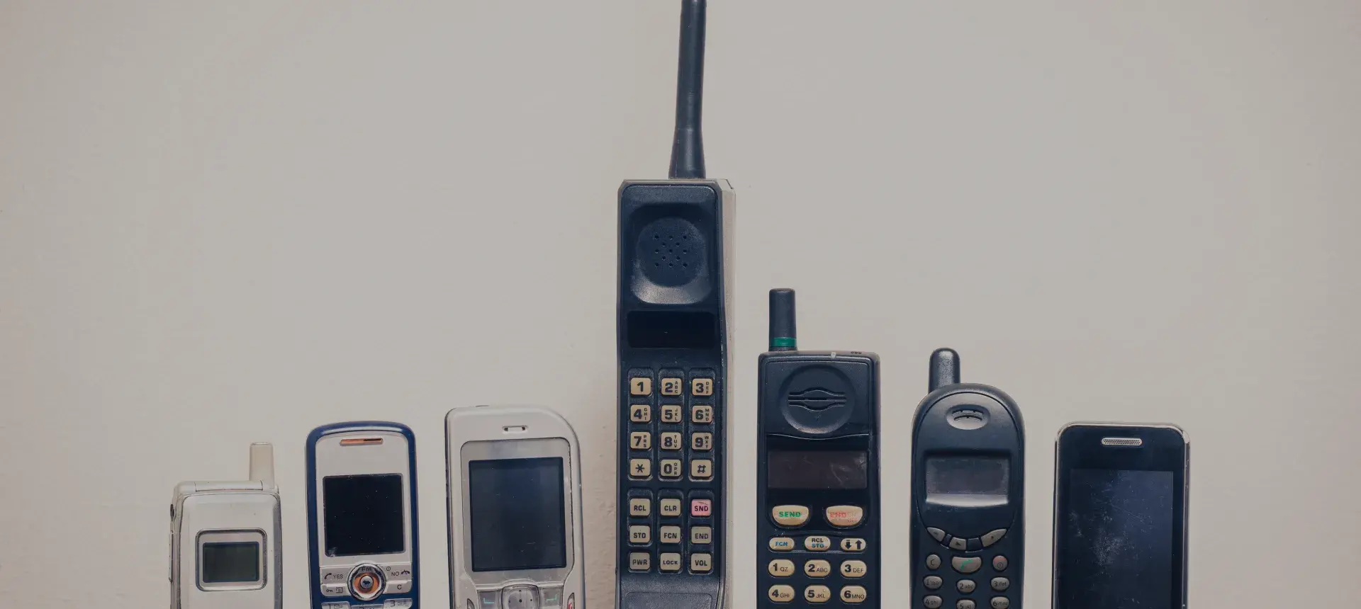 Diverse oudere mobiele telefoons op een rij