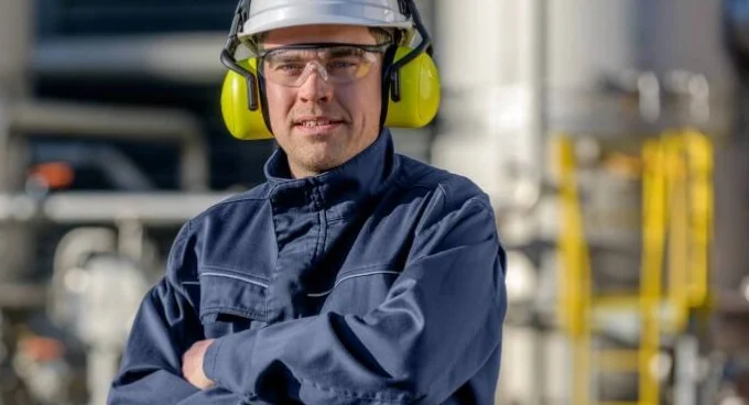 Sitech medewerker in fabriek met veiligheidshelm op 