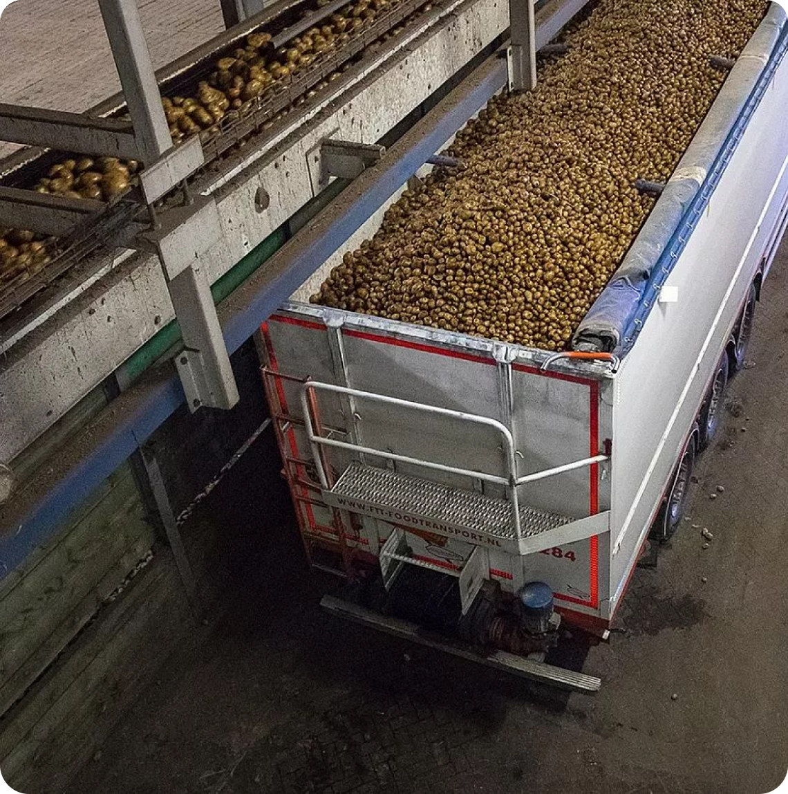 Transportwagen met aardappelen