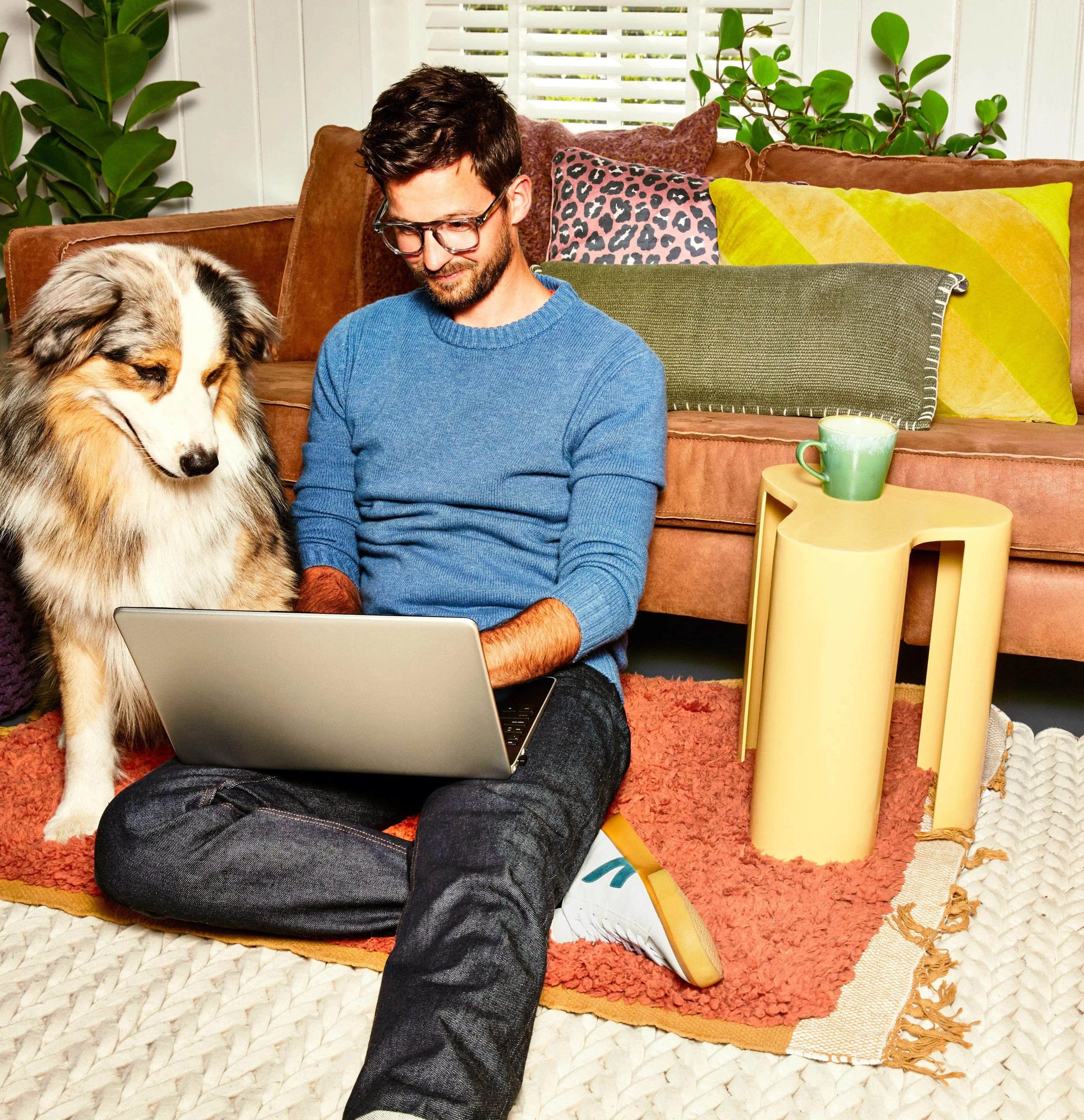 Man op de laptop in de woonkamer