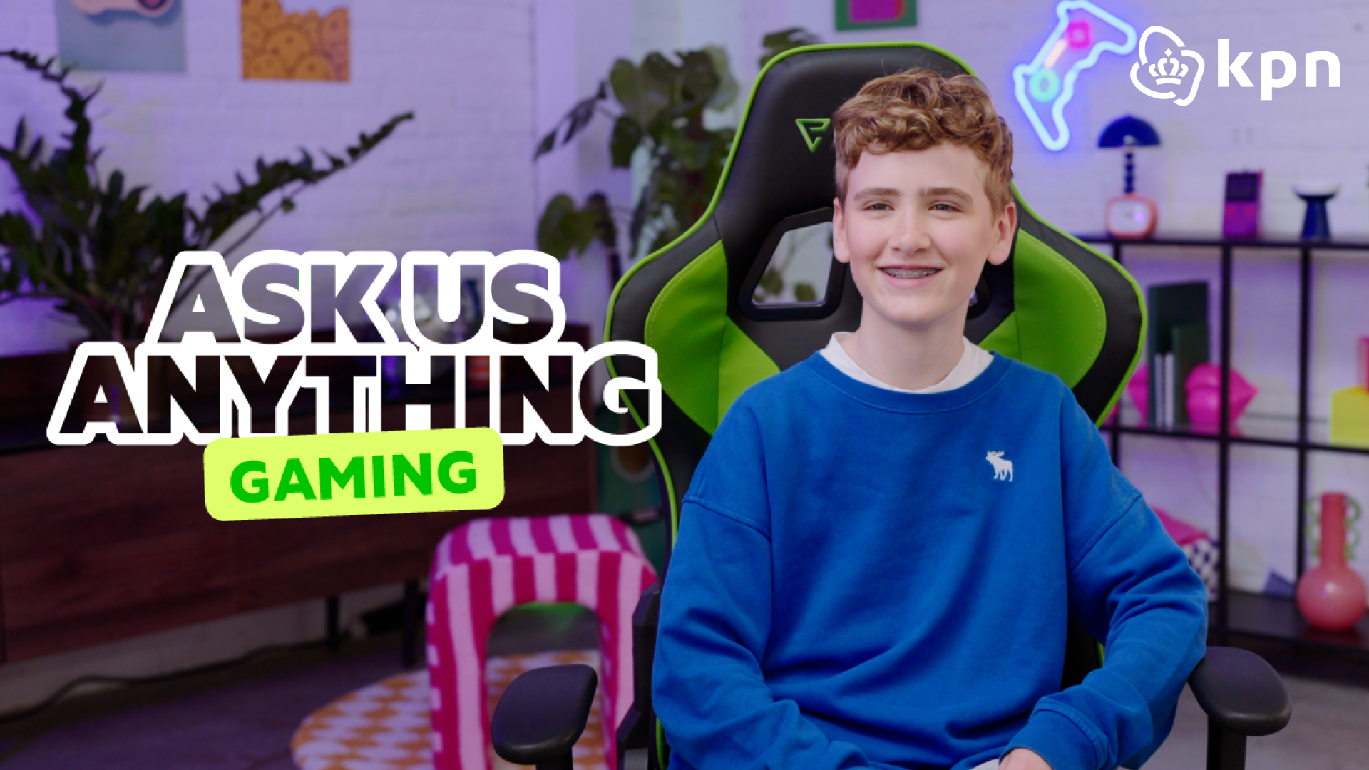 Een kind zit lachend in zijn gamestoel met de tekst: "Ask us anything. Gaming"