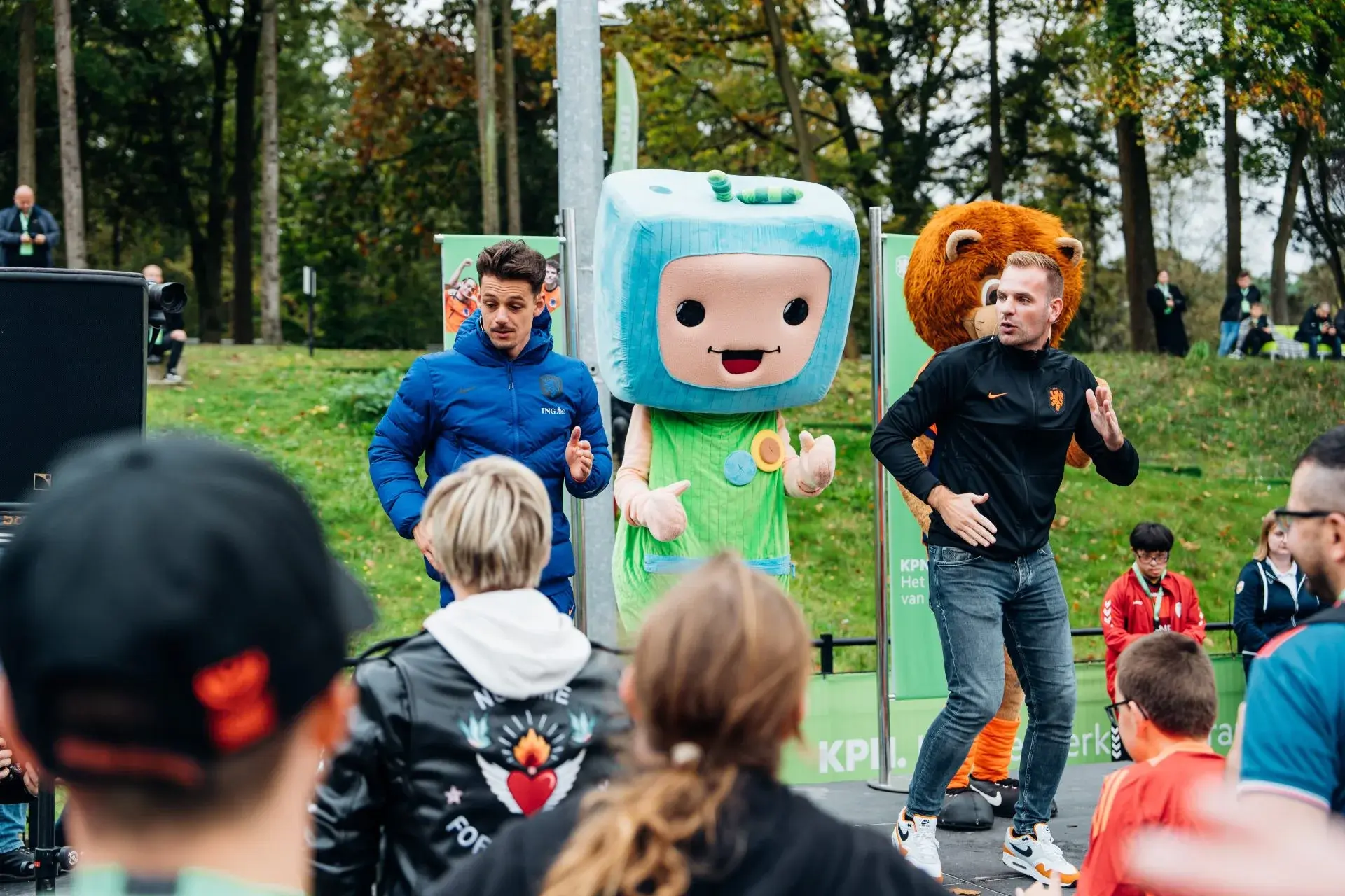 Twee mannen leggen kinderen uit hoe te traine, KPN KlasseCotact Maatje staat er ook bij