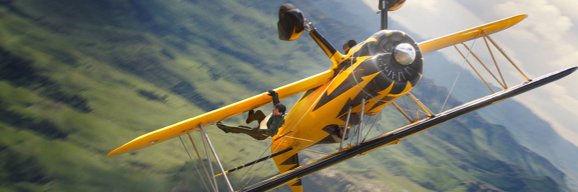 Mission Impossible: vliegtuig op de kop met Tom Cruise hangend aan de vleugel