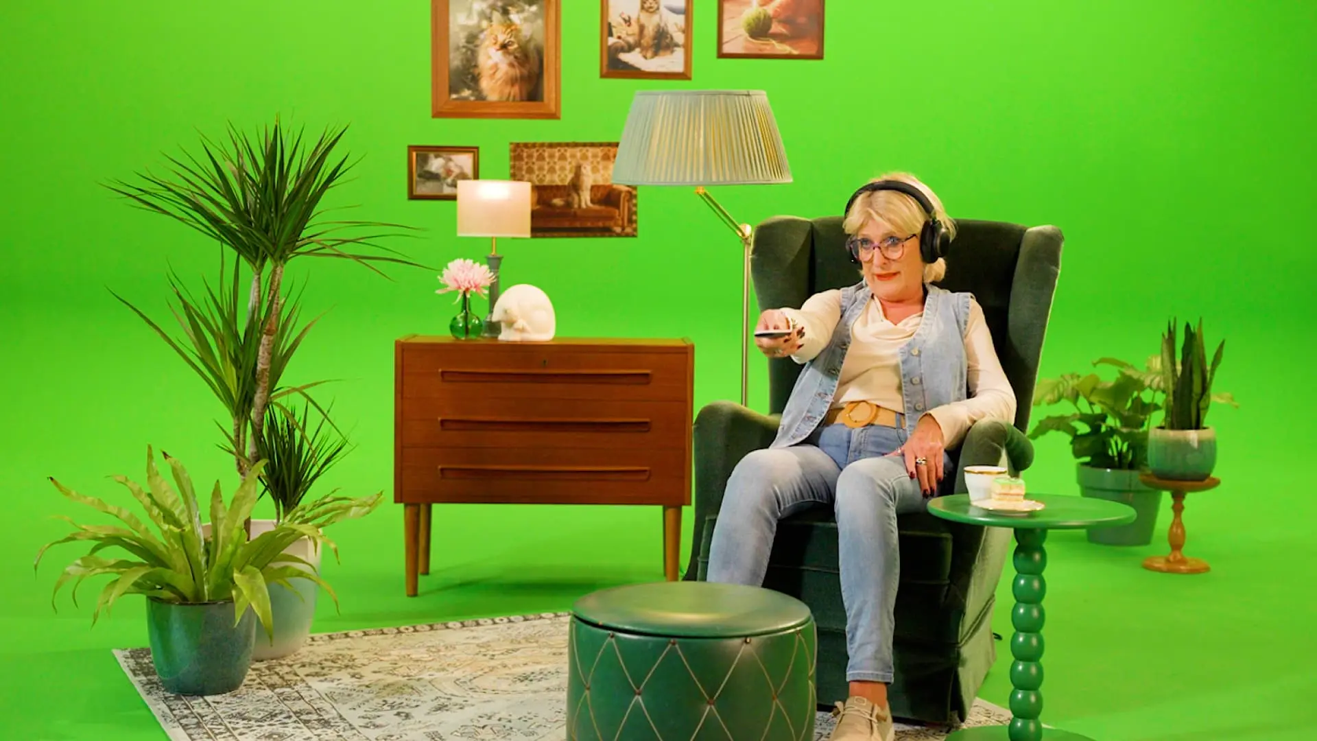 Oudere dame met koptelefoon kijkt tv