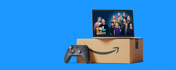 Amazon Prime alles op 1 plek. Een Amazon-doos waar een Xbox controller tegenaan staat en een laptop op staat. De laptop speelt het programma "LOL- Last one laughing" af