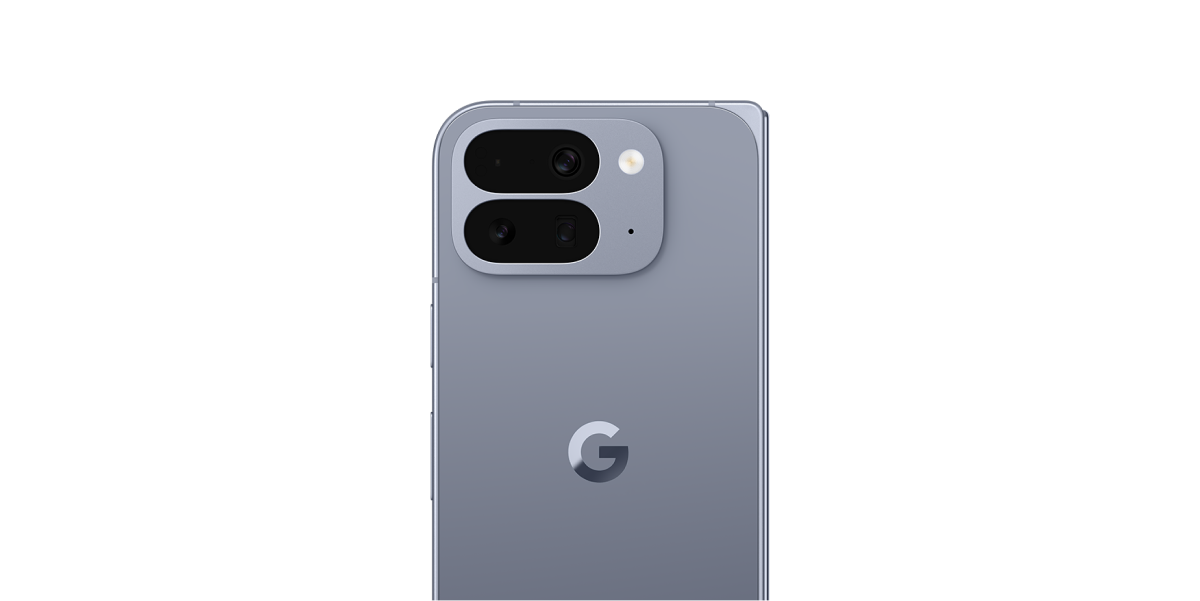 De achterkant van de Google Pixel 10 Pro Fold met camera eiland, in de kleur Moonstone