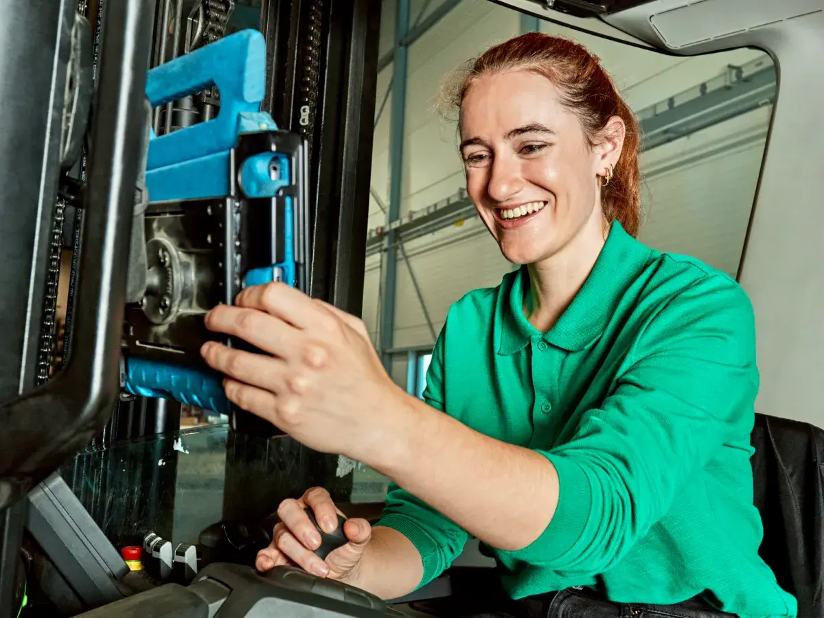 Sfeer: Vrouw met tablet op heftruck apparaat