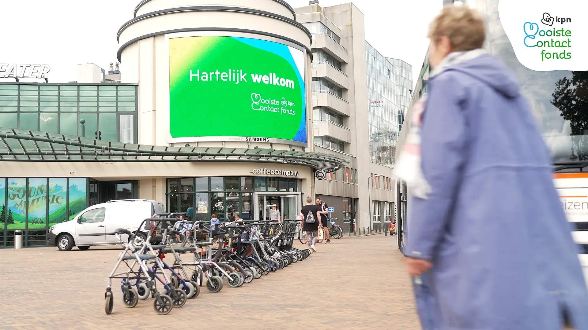 Oudere dame loopt richting AFAS theater in scheveningen