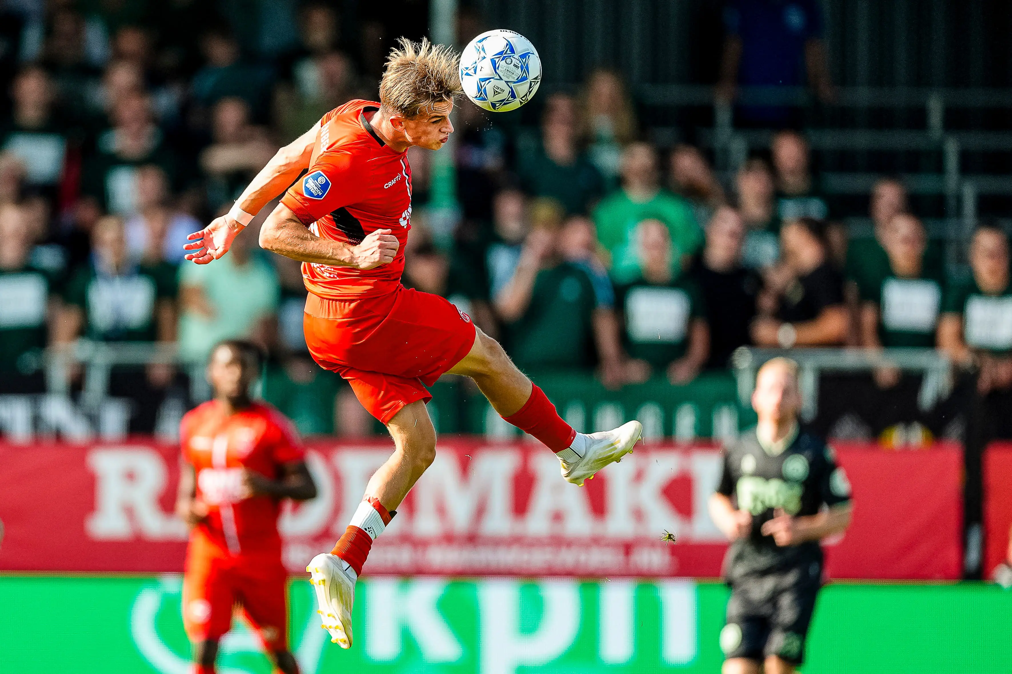 Twee voetballers uit de Keuken Kampioen Divisie zijn in duel om balbezit
