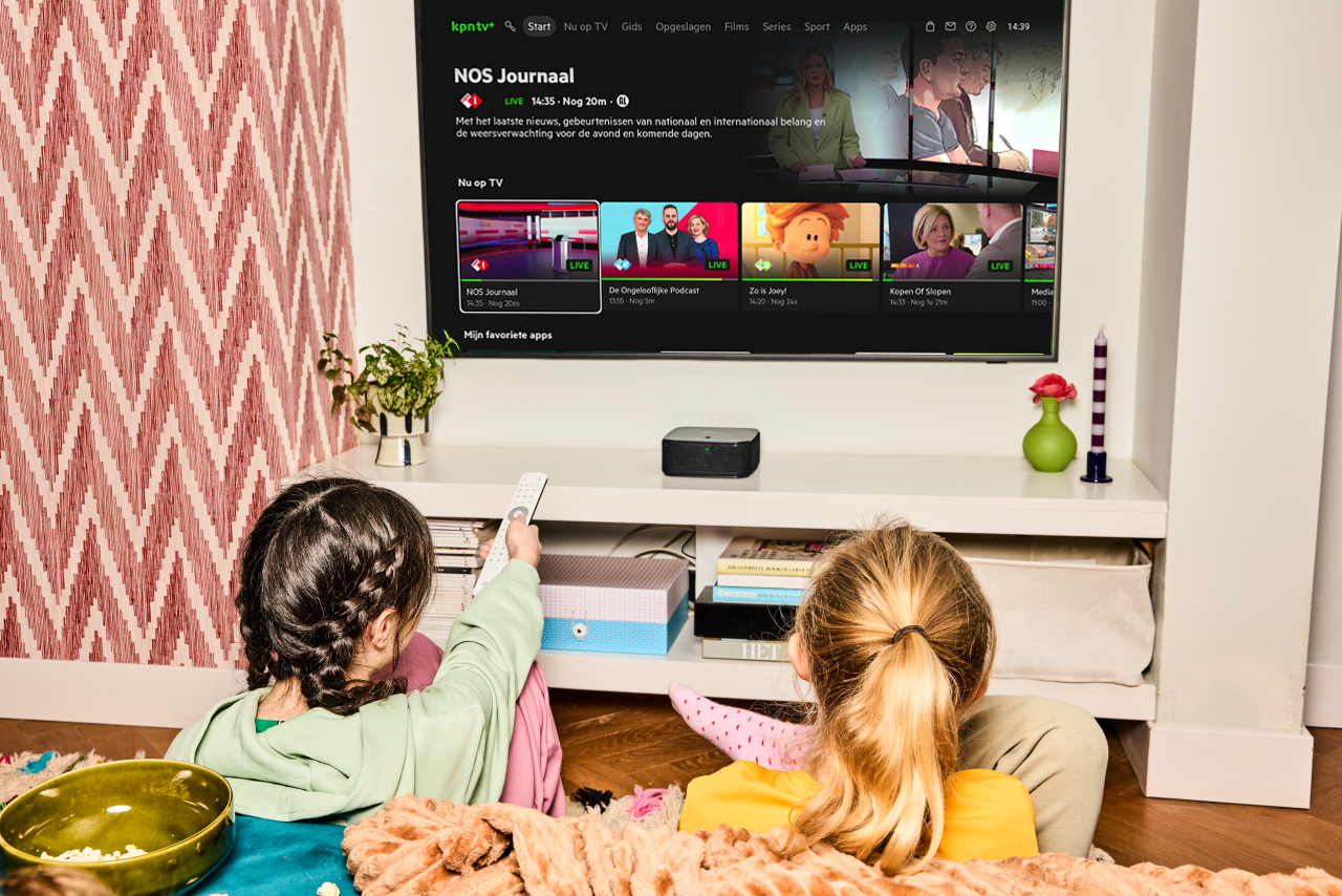 2 kinderen kijken naar tv met de TV+ Soundbox