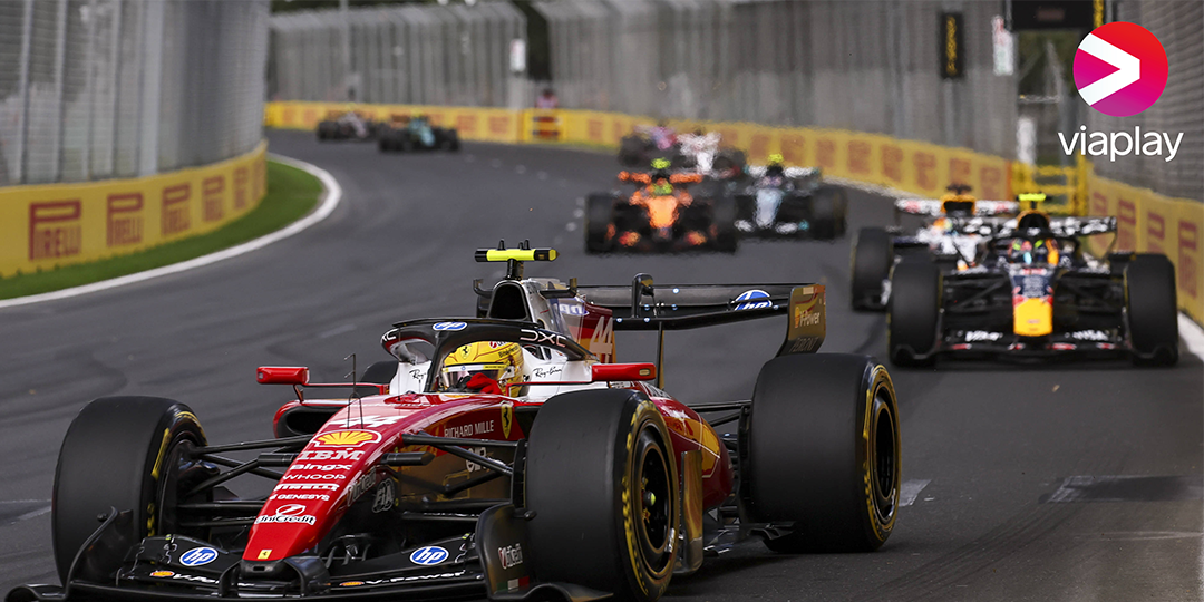 Formule 1 auto's op het circuit met het Viaplay logo