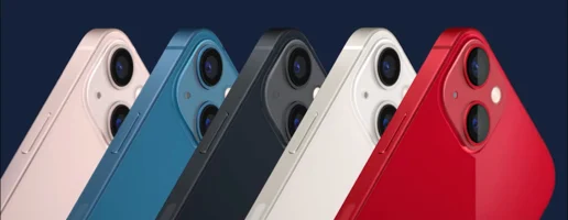 5 iphones 13 op een rij (roze, blauw, zwart, wit en rood)