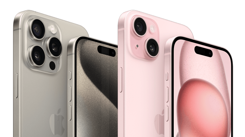 Een zwarte iPhone 15 Pro en een roze iPhone 15