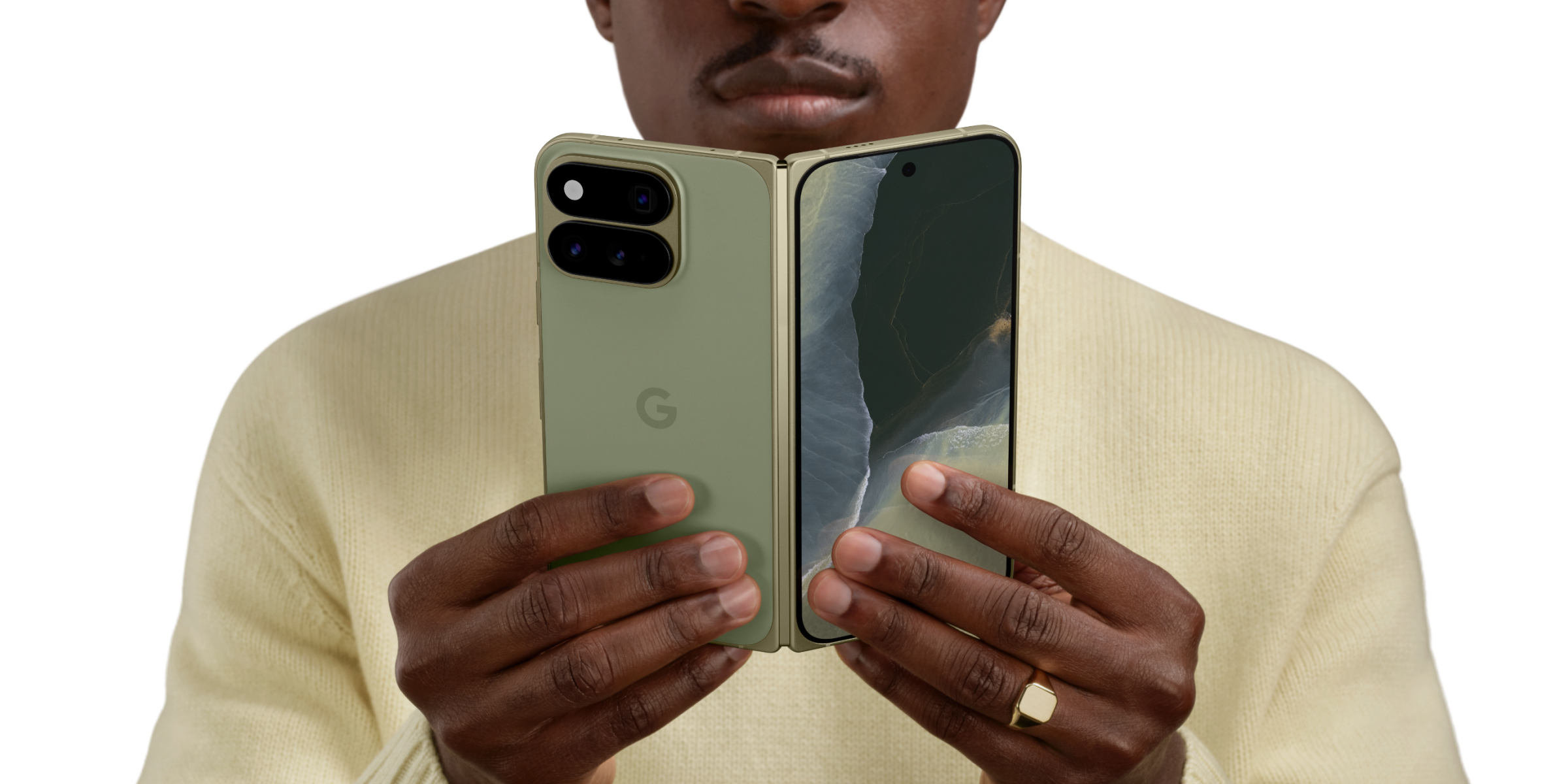 Persoon houdt groene Google Pixel 11 Pro Fold vast in handen