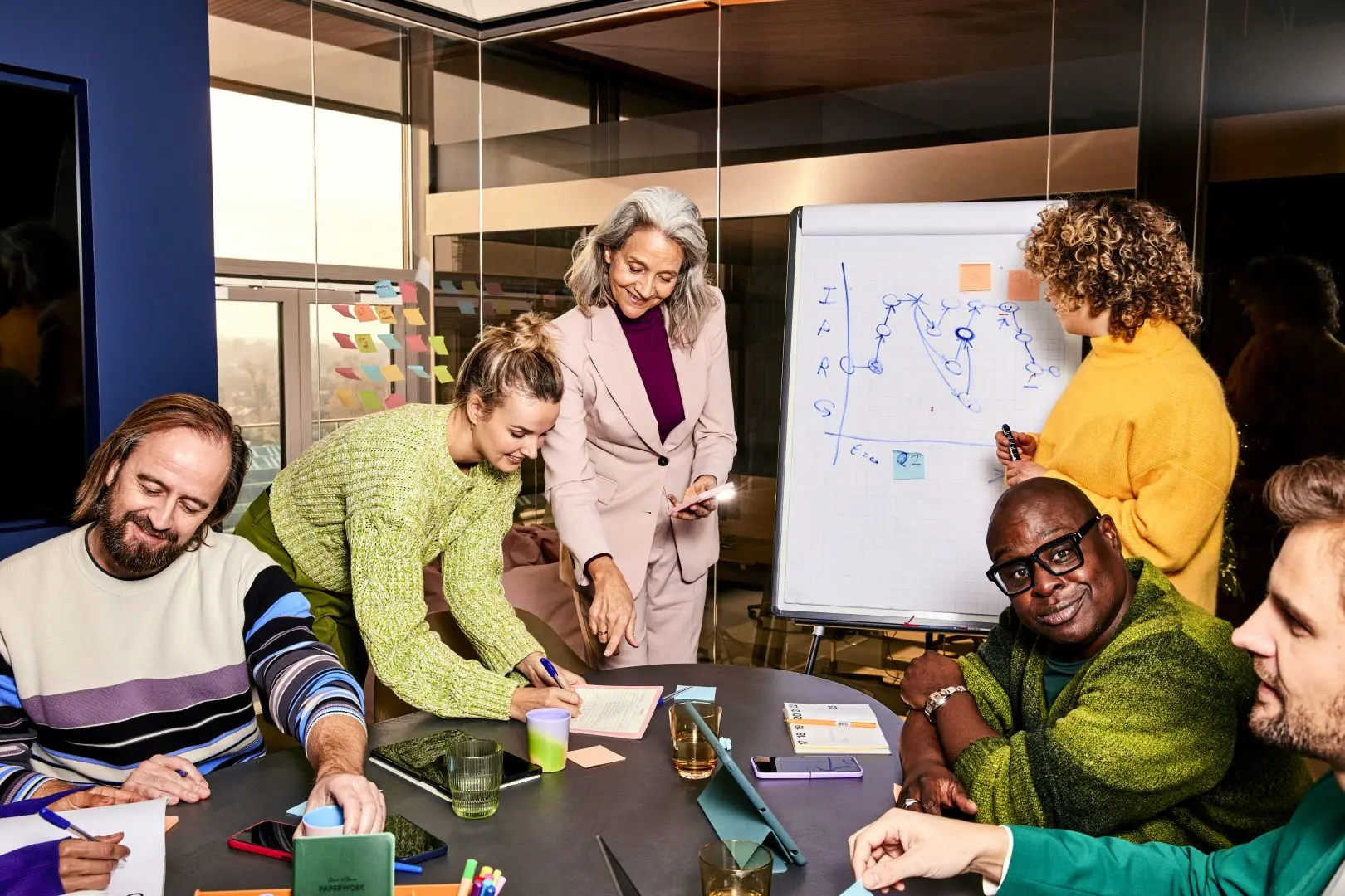 Collega's overleggen in een meetingroom