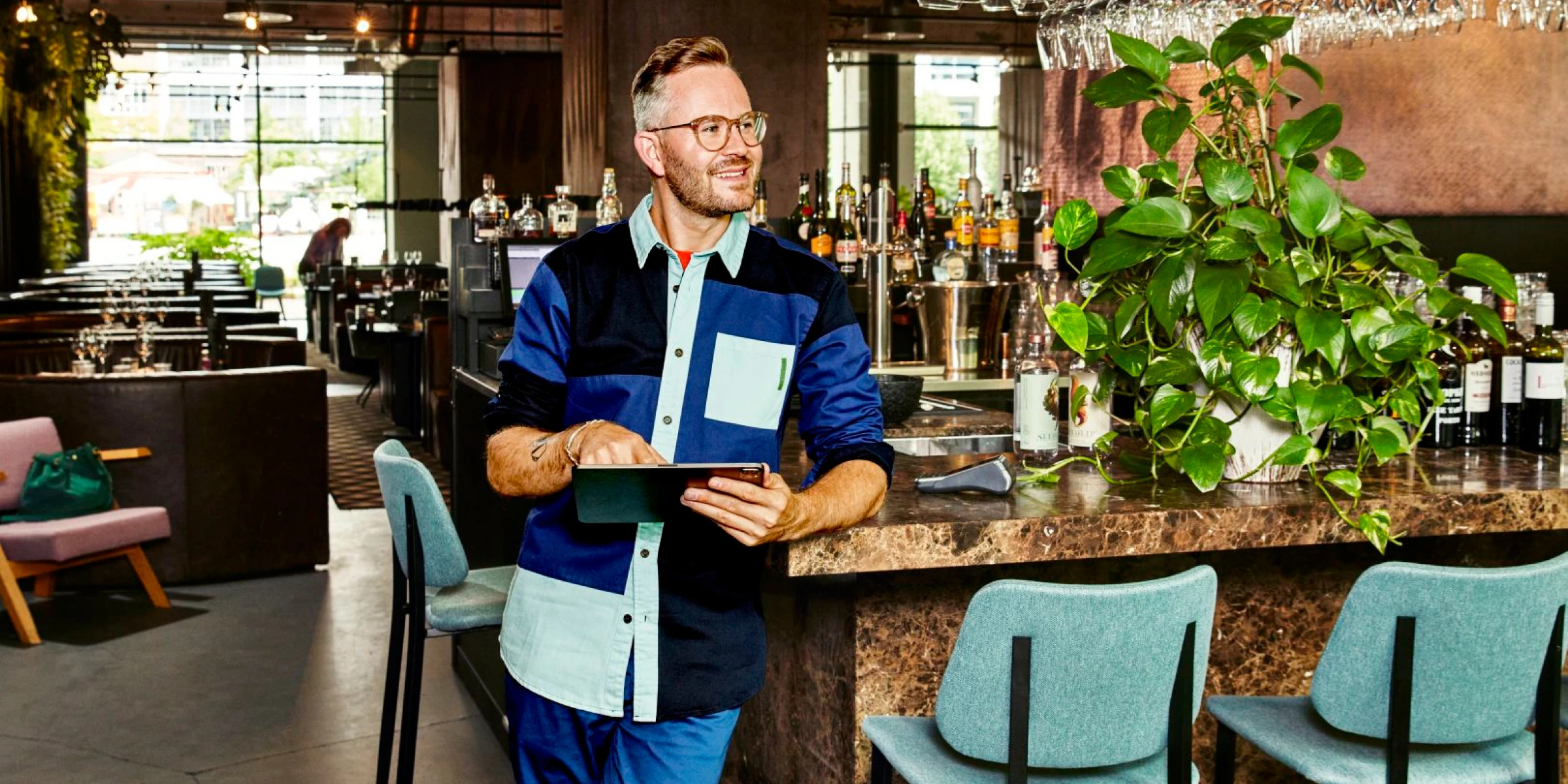 Man met tablet aan de bar