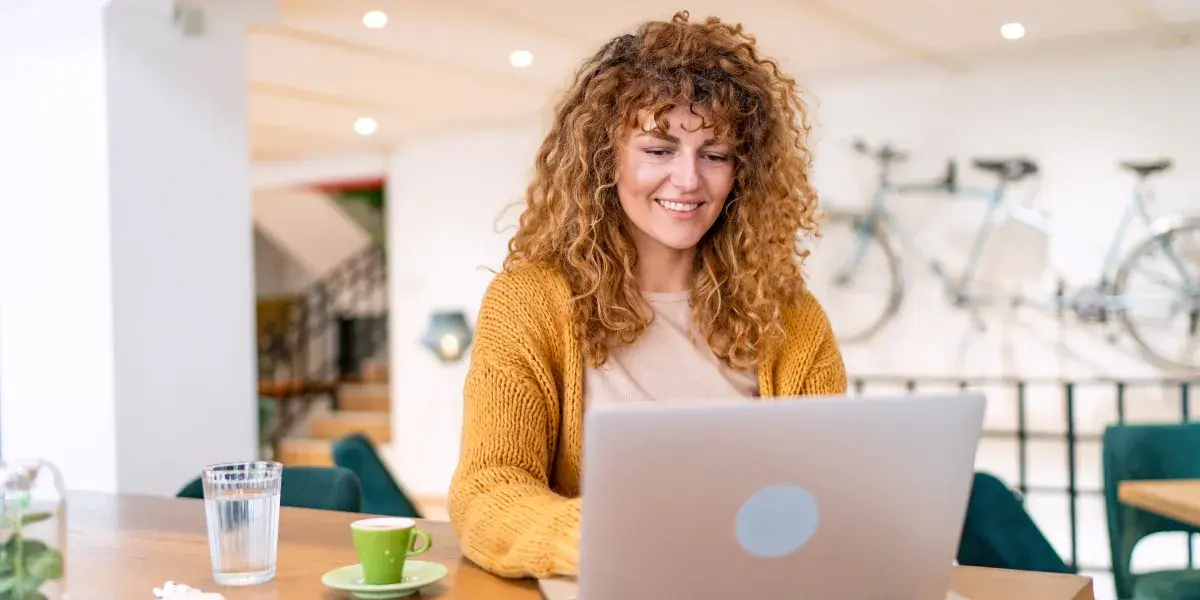 Vrouw werkt op laptop fietsen hangen op achtergrond aan de muur