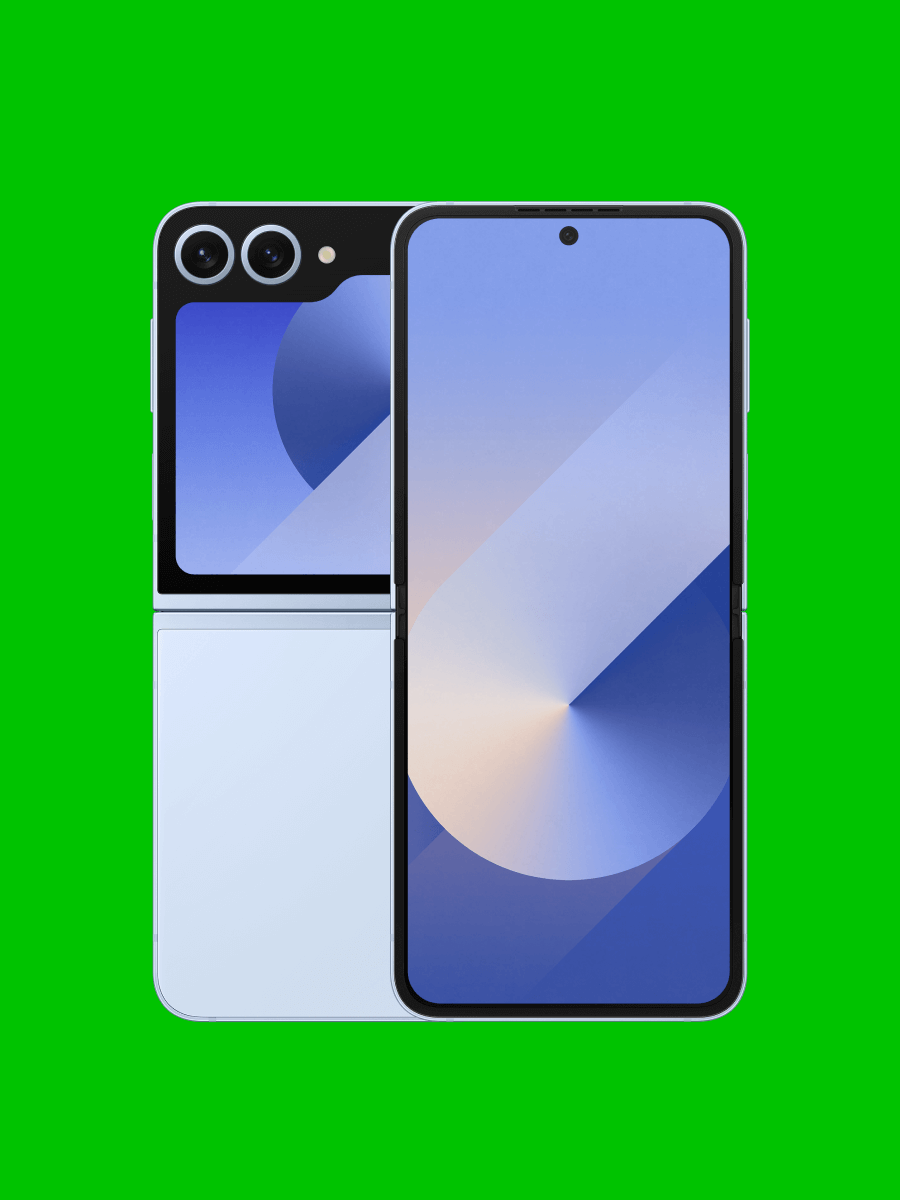 De blauwe Samsung Galaxy Z flip6 op een groene achtergrond