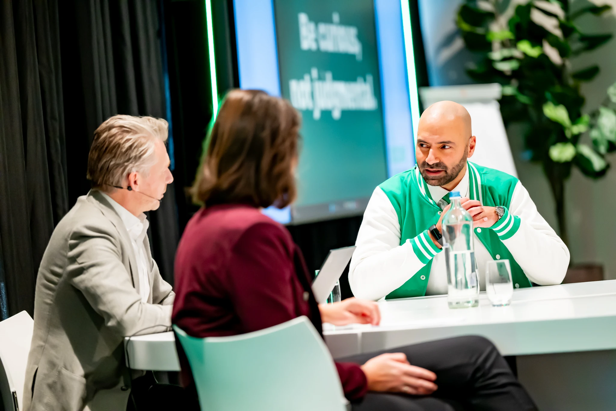Drie personen zitten aan tafel tijdens NLSecure[ID] event