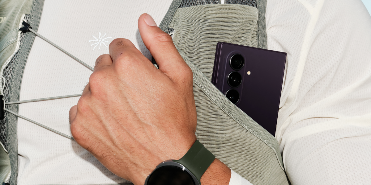 Man in sportkleding met de paarse Galaxy Fold8 Ultra in zijn zak