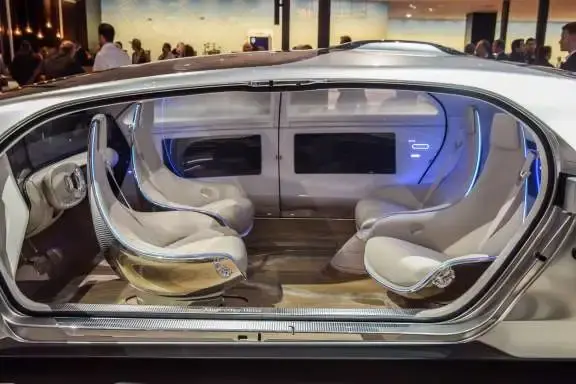 toekomstig beeld van een zelfrijdende auto waarbij de stoelen naar elkaar gericht staan