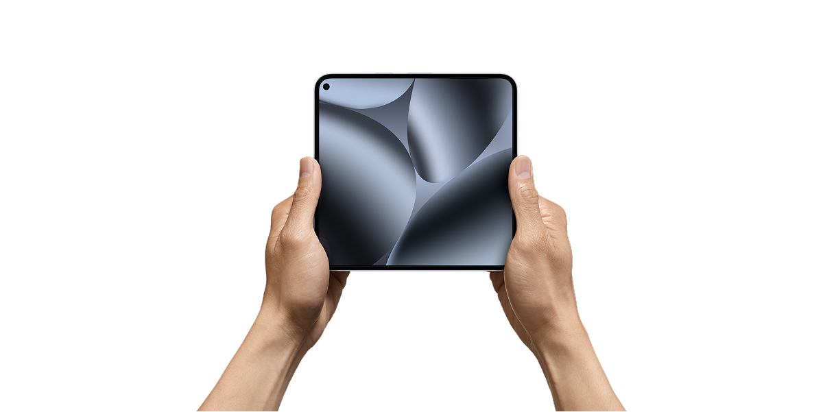 De Google Pixel 10 Pro Fold is helemaal opengeklapt en wordt vastgehouden door een paar handen, in de kleur Moonstone