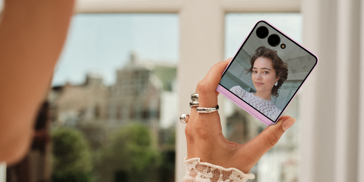 Vrouw neemt selfie met de dichtgevouwen Flip8 in de kleur roze