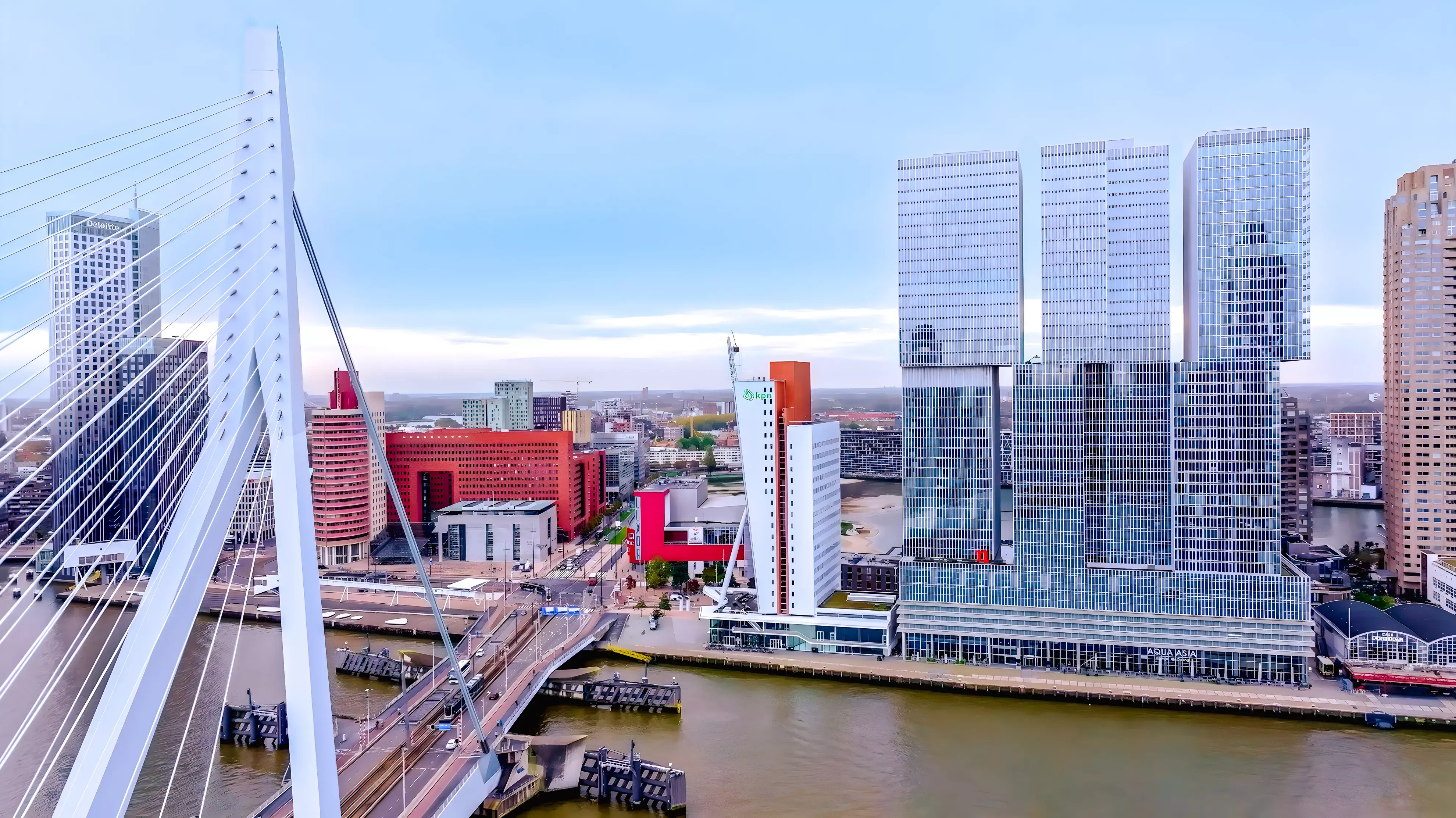 Droneshot van hoofdkantoor KPN Rotterdam